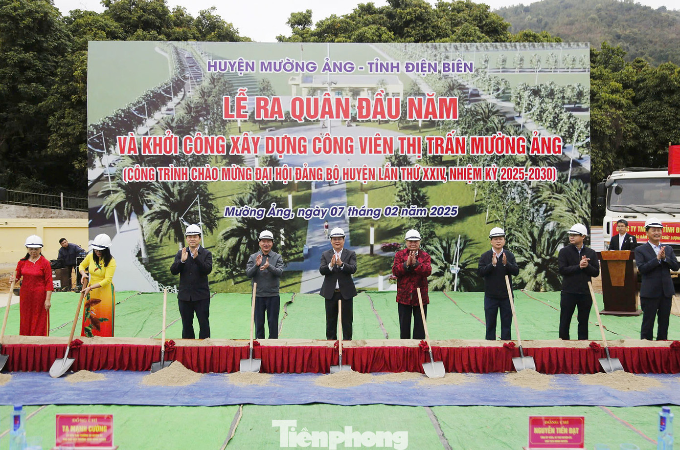 Công viên thị trấn Mường Ảng - là một trong 16 công trình chào mừng Đại hội Đảng các cấp trên địa bàn huyện. Công viên thị trấn Mường Ảng - là một trong 16 công trình chào mừng Đại hội Đảng các cấp trên địa bàn huyện.