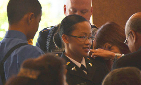 Mỹ An trong nghi thức đeo lon thiếu uý. Ảnh: Người Việt. Mỹ An trong nghi thức đeo lon thiếu uý. Ảnh: Người Việt