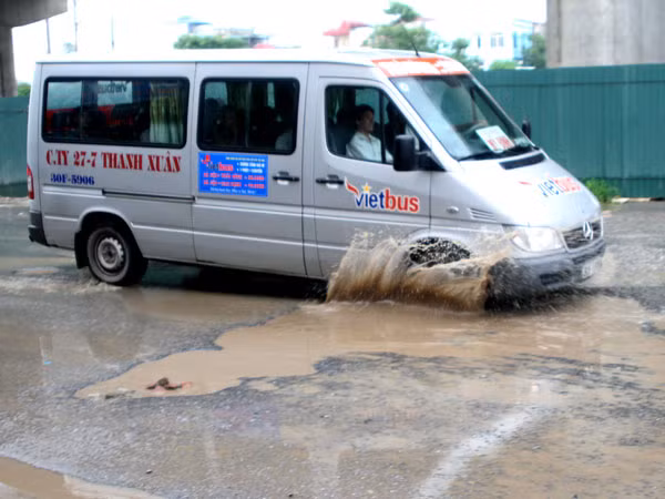 Xe lớn cũng không khỏi giật mình. Ảnh: Minh Đức