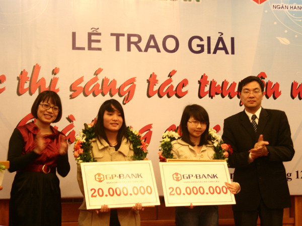 Cuộc thi trao hai giải Nhì cho Hồ Uyên Sa (thứ hai từ trái sang)và Trần Thái Hồng (thứ ba) . Ảnh: Xuân Tùng