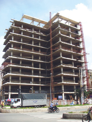 Giống như nhiều dự án khác tại quận 7, dự án nhà ở văn phòng tại địa chỉ 542 A, đường Huỳnh Tấn Phát phải ngưng trong tình trạng dở dang