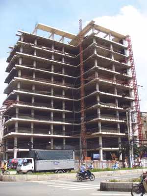 Giống như nhiều dự án khác tại quận 7, dự án nhà ở văn phòng tại địa chỉ 542 A, đường Huỳnh Tấn Phát phải ngưng trong tình trạng dở dang