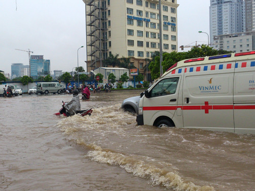 Nhiều xe máy bị ô tô chạy qua tống nước vào suýt ngã nhào xuống nước