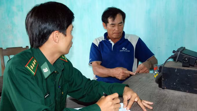 Ngư dân Huỳnh Quang Vũ đến Đồn biên phòng cảng Sa Kỳ (Quảng Ngãi) trình báo việc tàu Trung Quốc gây khó . Ngư dân Huỳnh Quang Vũ đến Đồn biên phòng cảng Sa Kỳ (Quảng Ngãi) trình báo việc tàu Trung Quốc gây khó