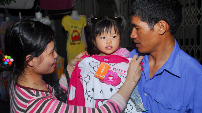 Gia đình chị Phạm Thị Hường, công nhân Công ty liên doanh Bohemia Sài Gòn (Khu công nghiệp Tân Bình, TP.HCM), tranh thủ sắm đồ tết cho con