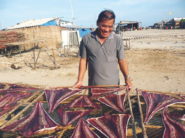 Lão ngư Trần Từ nói, khô đuối ngày càng có giá. Ảnh: M.chiến. Lão ngư Trần Từ nói, khô đuối ngày càng có giá. Ảnh: m.chiến