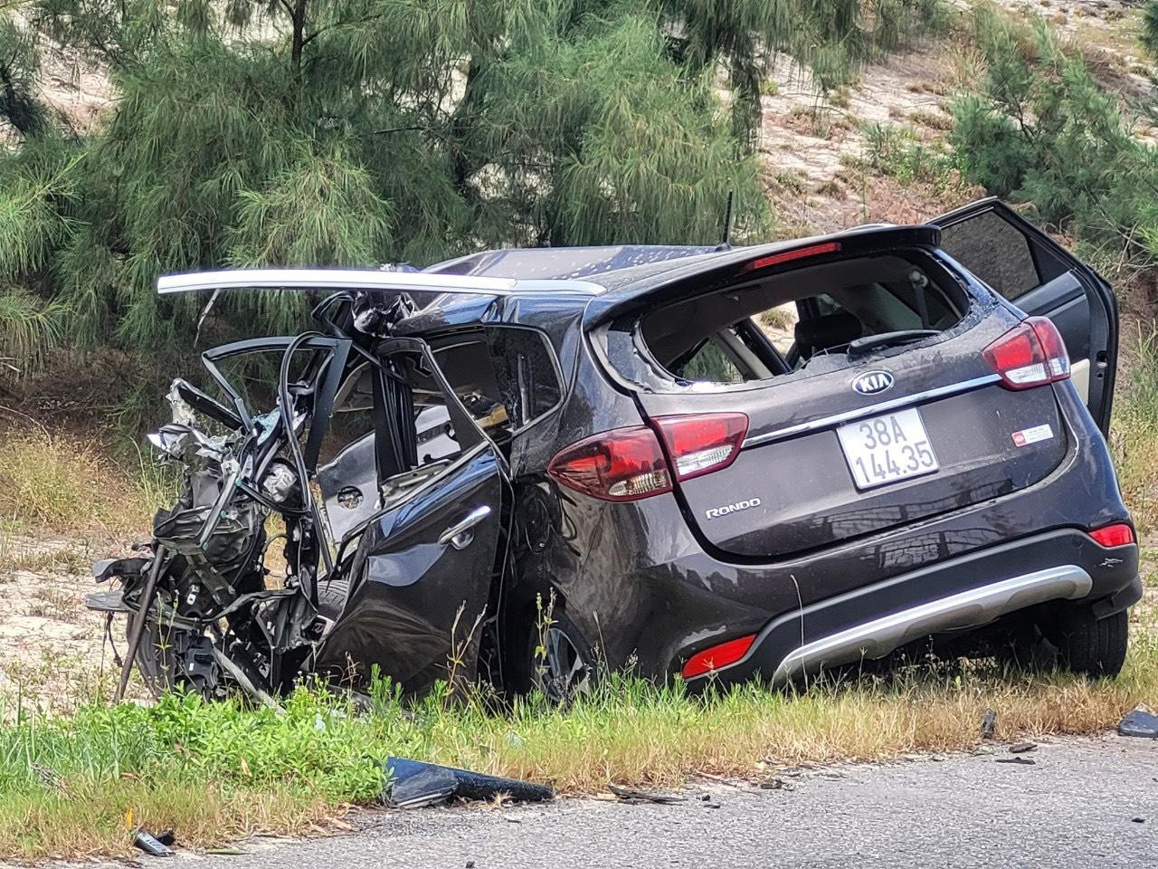 Xe con nát bét phần đầu xe