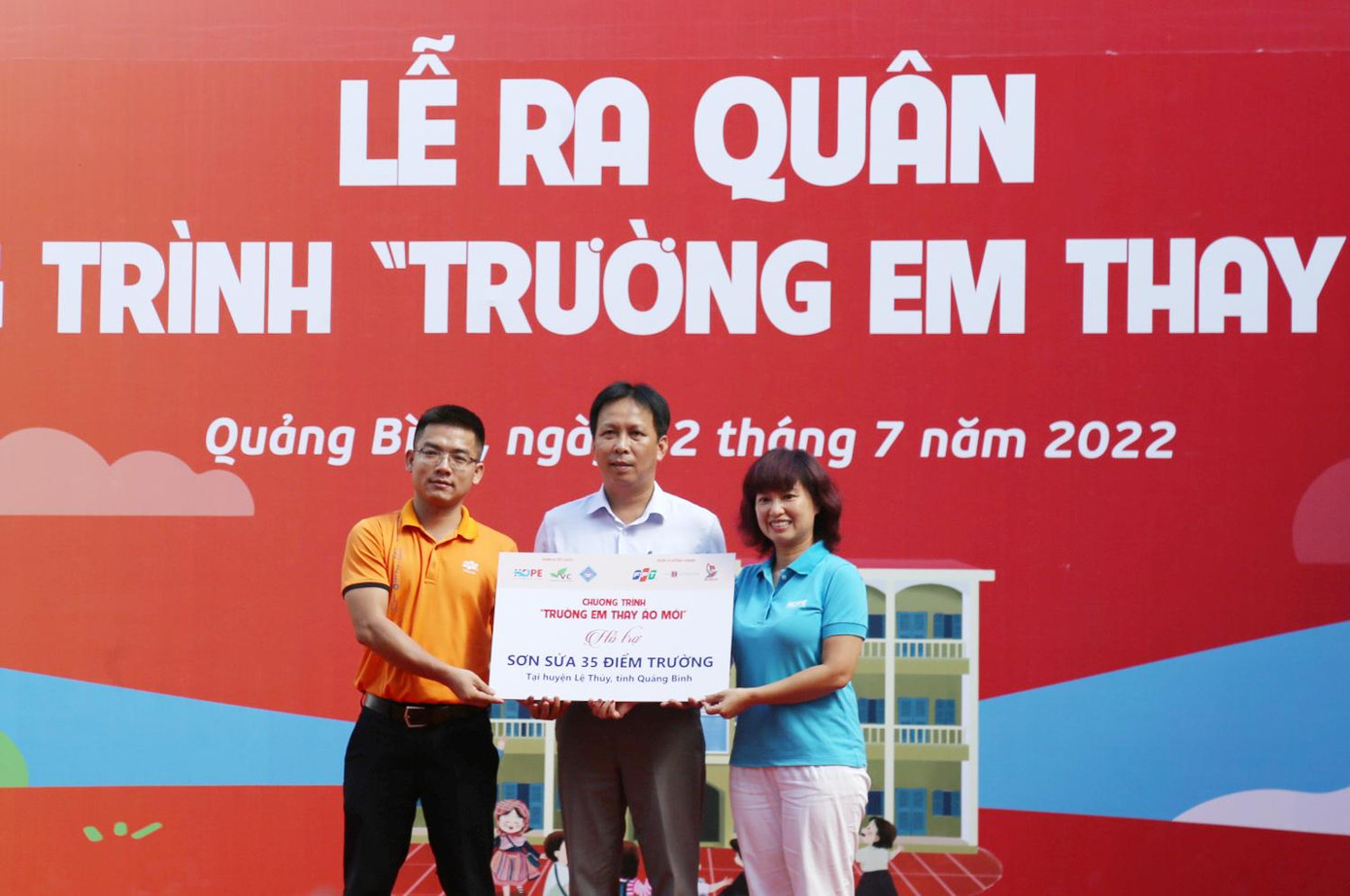 Các đơn vị tài trợ trao bảng quà tặng công trình cho phòng giáo dục huyện Lệ Thuỷ Các đơn vị tài trợ trao bảng quà tặng công trình cho phòng giáo dục huyện Lệ Thuỷ