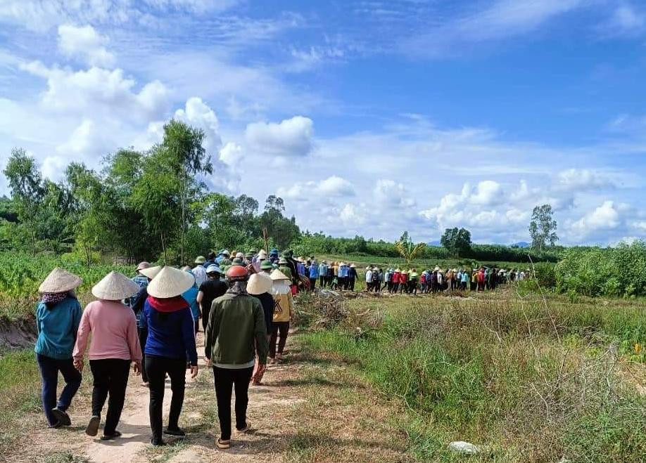 Người dân tiễn đưa các cháu nhỏ Người dân tiễn đưa các cháu nhỏ
