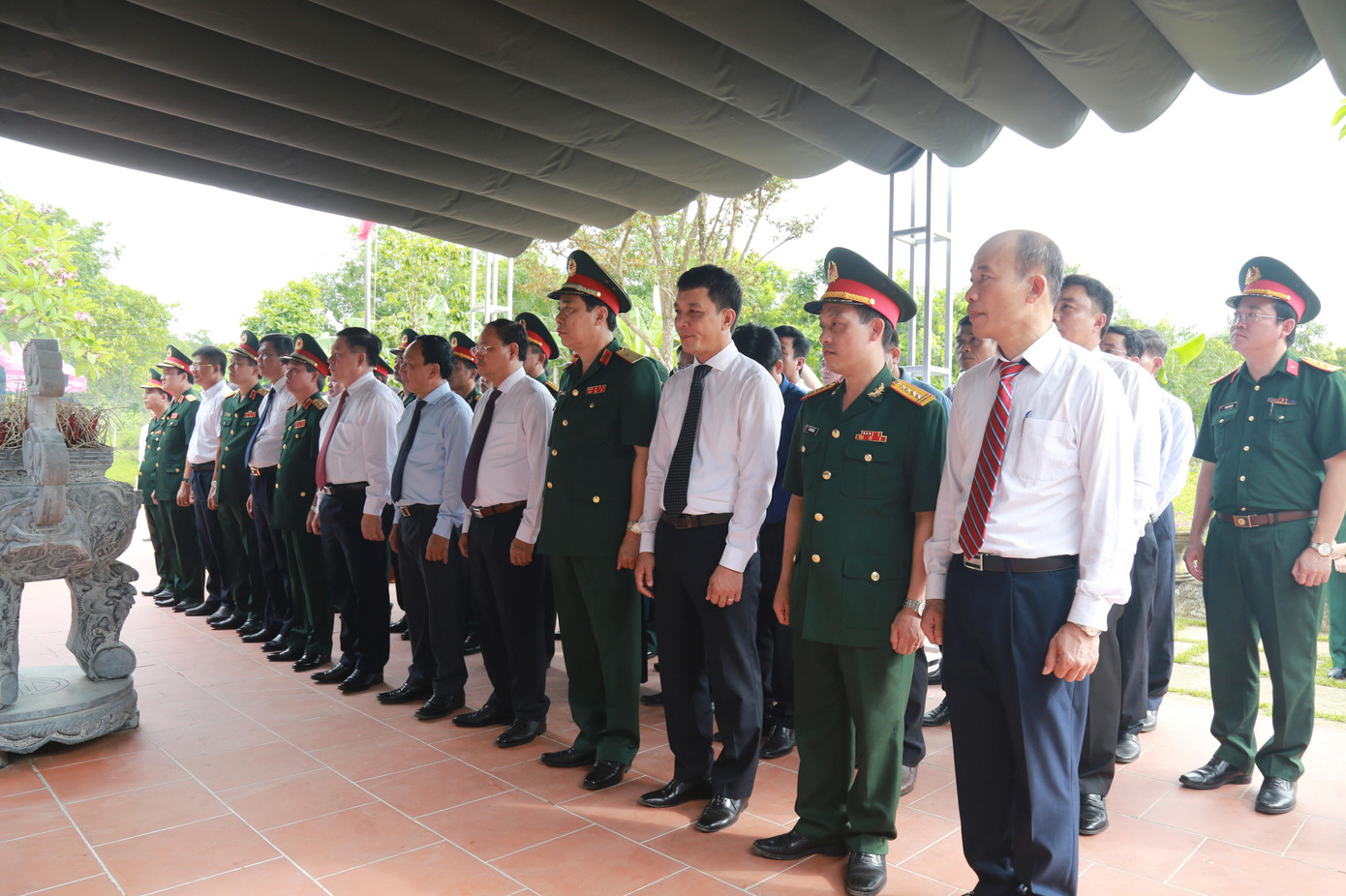 Các đại biểu dâng hương tưởng niệm những anh hùng liệt sĩ đã dũng cảm chiến đấu, hy sinh tại hang Lèn Hà