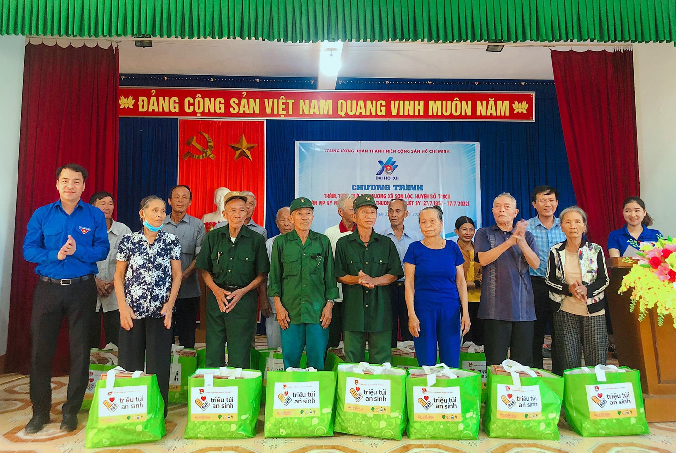 Tặng quà các gia đình chính sách tại xã Sơn Lộc (Bố Trạch - Quảng Bình). Tặng quà các gia đình chính sách tại xã Sơn Lộc (Bố Trạch - Quảng Bình).