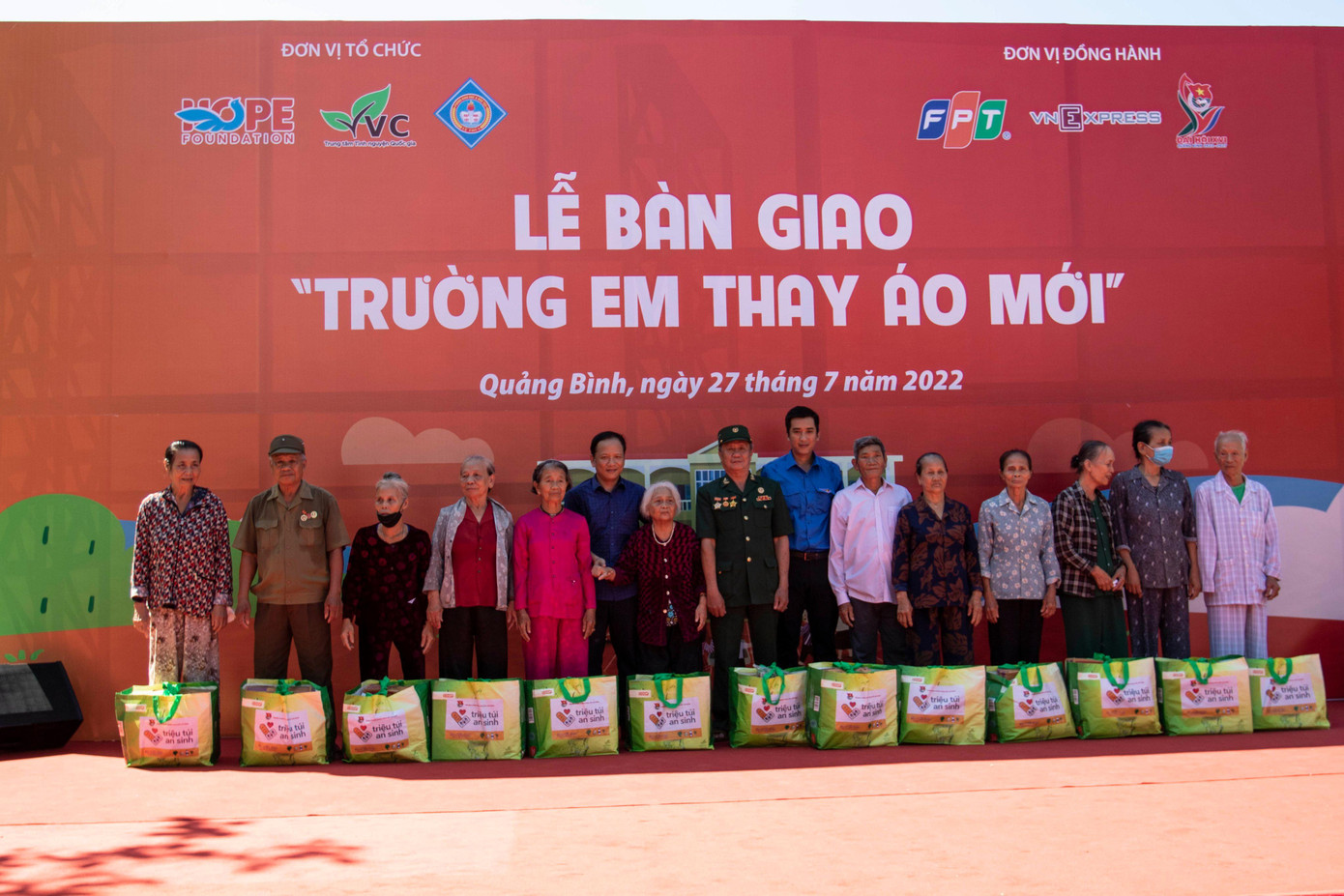 Tặng quà cho các đối tượng chính sách của huyện Lệ Thuỷ nhân dịp kỷ niệm 75 năm ngày Thương binh - Liệt sĩ.