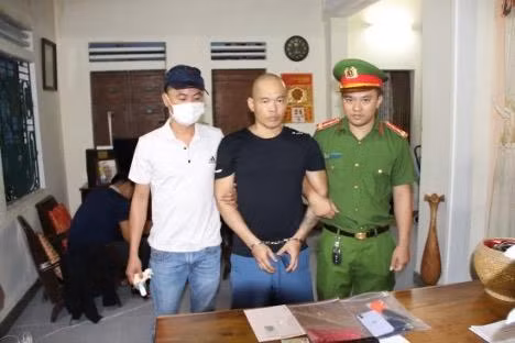 Đối tượng "Trung Cối" bị bắt giữ với tang vật là vũ khí nóng và ma tuý Đối tượng "Trung Cối" bị bắt giữ với tang vật là vũ khí nóng và ma tuý