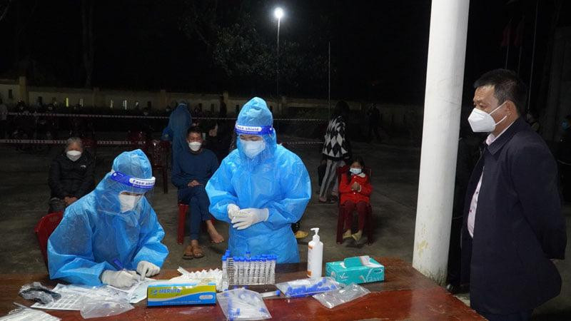 Cán bộ y tế trắng đêm lấy mẫu xét nghiệm ở vùng dịch bệnh Cán bộ y tế trắng đêm lấy mẫu xét nghiệm ở vùng dịch bệnh