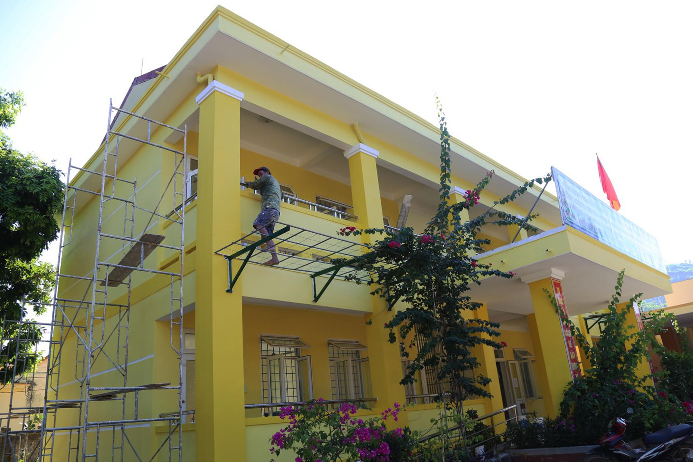 Các em học sinh đến trường vào năm học mới sẽ bất ngờ khi "trường em được thay áo mới"