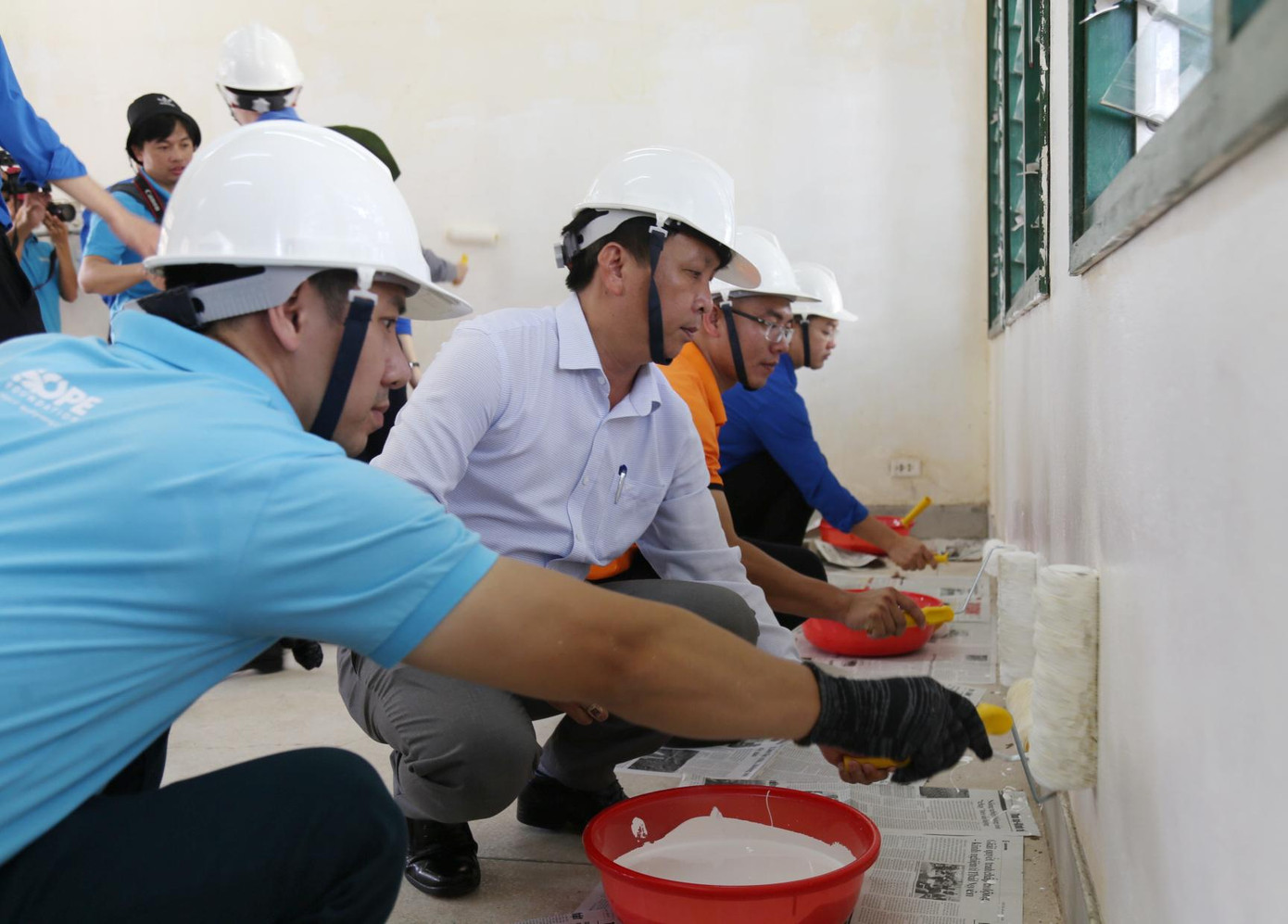 Khởi động chương trình "Trường em thay áo mới" Khởi động chương trình "Trường em thay áo mới"