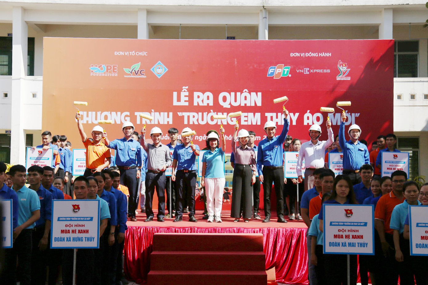 Lễ ra quân chương trình "Trường em thay áo mới" Lễ ra quân chương trình "Trường em thay áo mới"