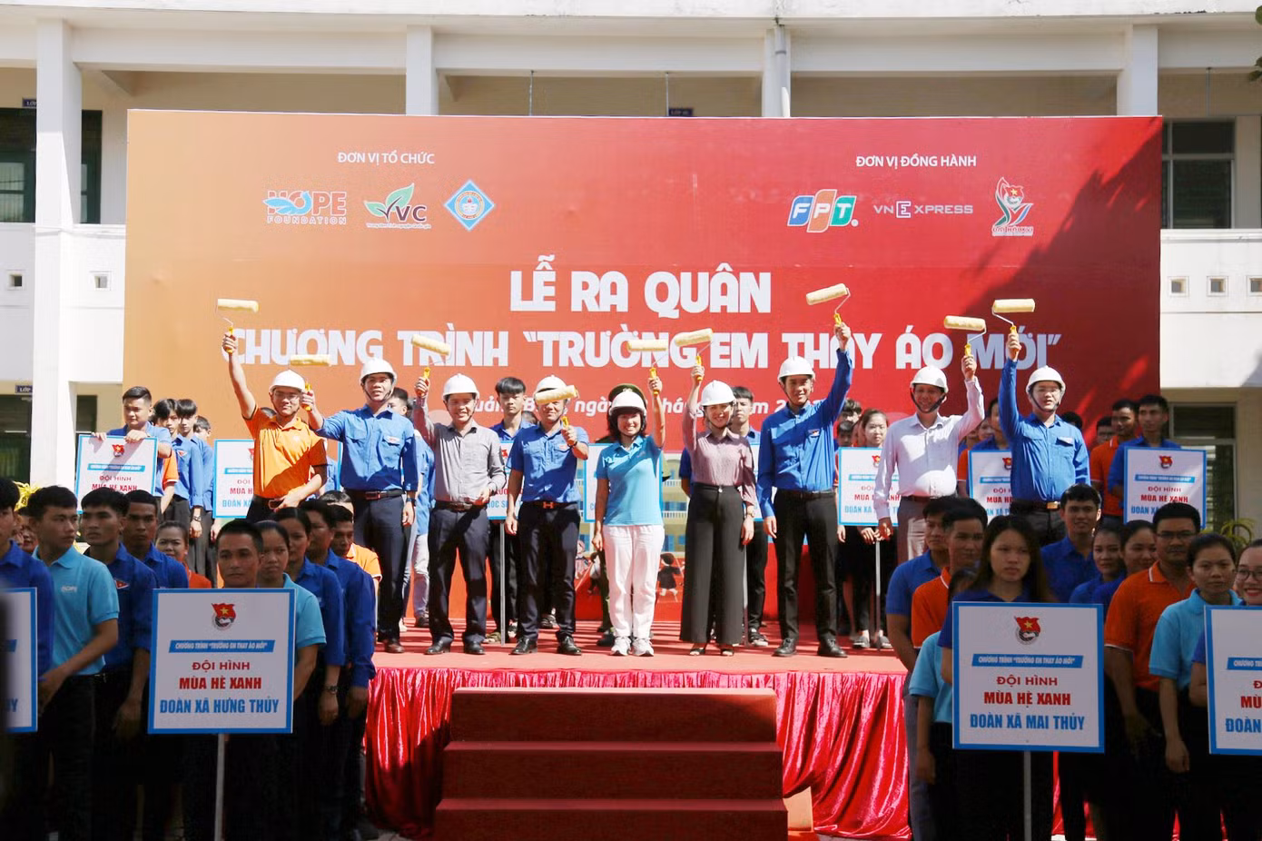 Lễ ra quân chương trình "Trường em thay áo mới" Lễ ra quân chương trình "Trường em thay áo mới"