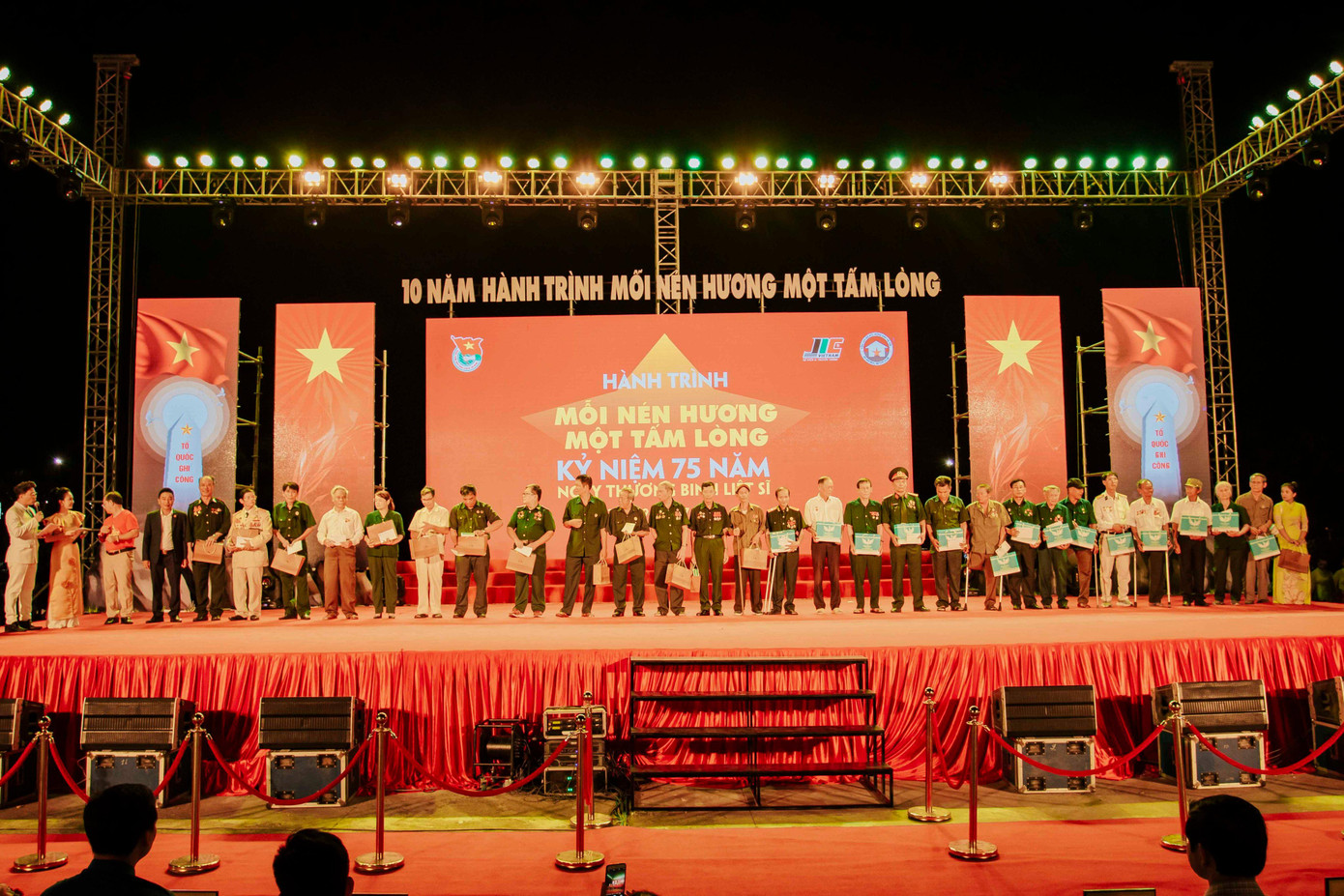 Tặng quà cho các thương binh, bệnh binh và người có công với cách mạng Tặng quà cho các thương binh, bệnh binh và người có công với cách mạng