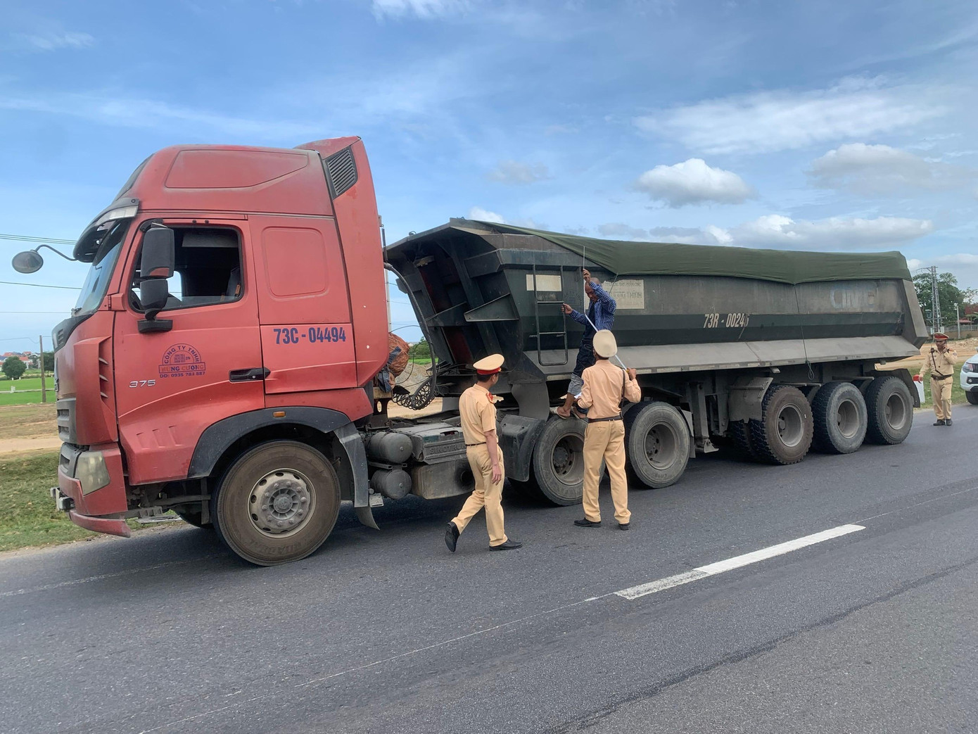 Kiểm tra thành thùng xe trên các tuyến Quốc lộ