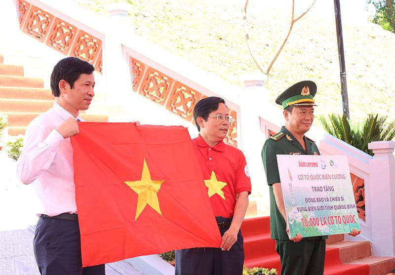 Tặng 10.000 lá cờ cho đồng bào và chiến sĩ vùng biên giới của tỉnh Quảng Bình