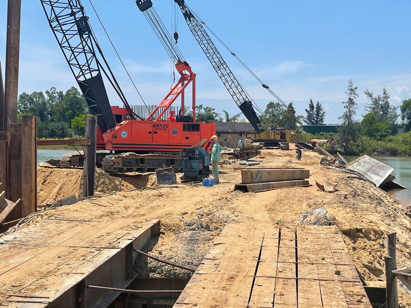 Đơn vị thi công đang thi công các trụ cầu Đơn vị thi công đang thi công các trụ cầu