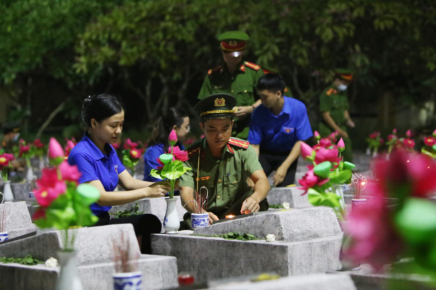 Thế hệ trẻ tri ân các anh hùng liệt sĩ Thế hệ trẻ tri ân các anh hùng liệt sĩ