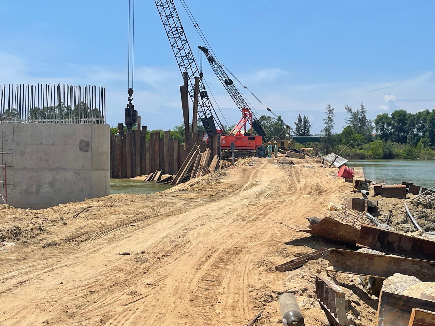 Đường đất được đơn vị thi công đắp phục vụ việc vận chuyển vật liệu cho công trình. Đường đất được đơn vị thi công đắp phục vụ việc vận chuyển vật liệu cho công trình.