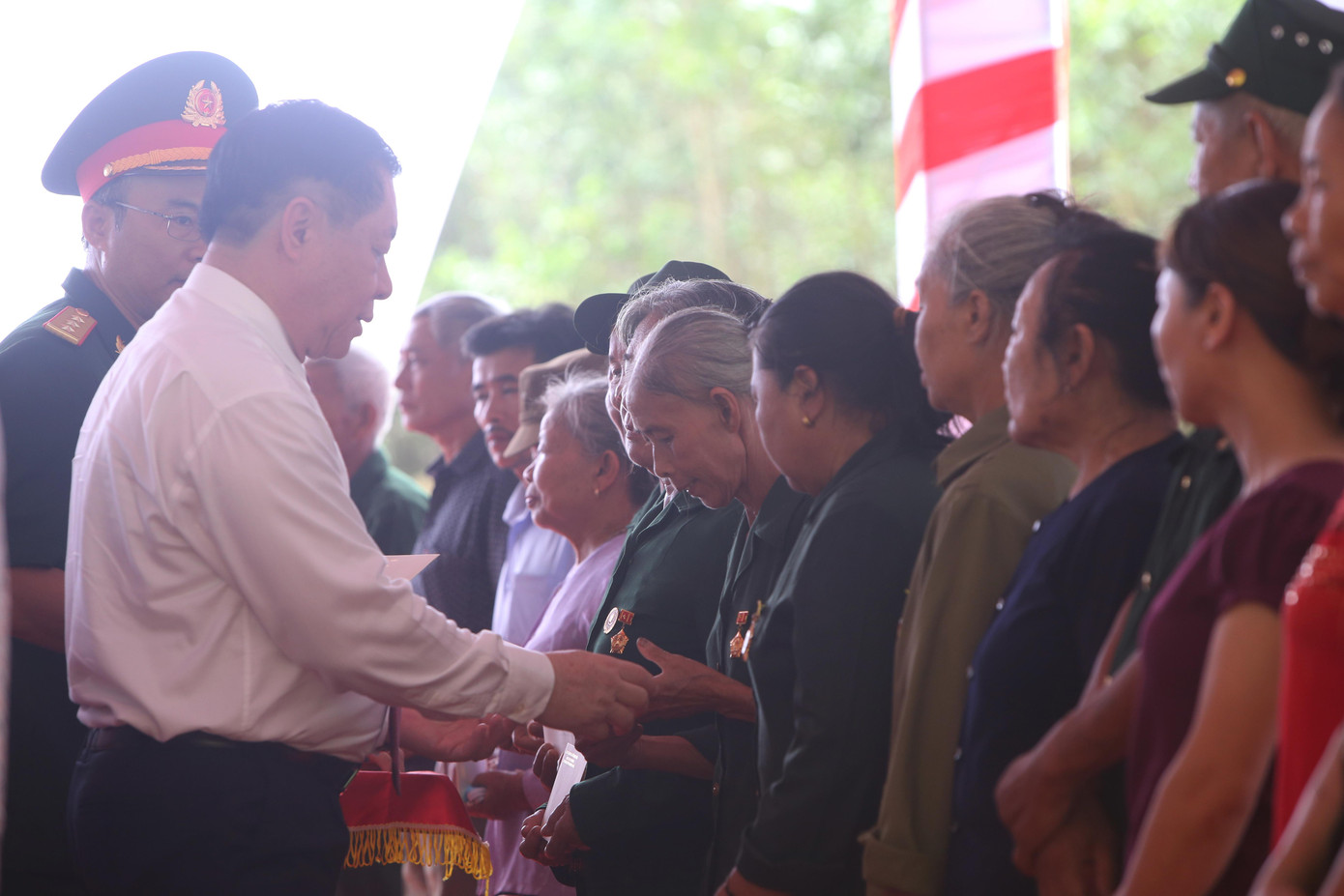 Ông Nguyễn Trọng Nghĩa tặng quà thân nhân các liệt sĩ hy sinh tại hang Lèn Hà