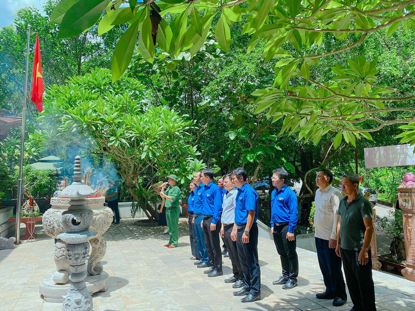 Đoàn công tác TƯ Đoàn dâng hương tại Đền thờ các Anh hùng liệt sỹ đường 20 – Quyết Thắng Đoàn công tác TƯ Đoàn dâng hương tại Đền thờ các Anh hùng liệt sỹ đường 20 – Quyết Thắng