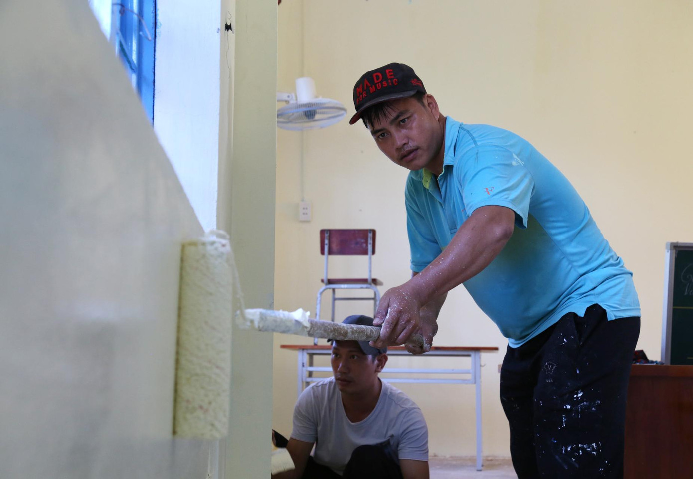 Để thực hiện chương trình, lực lượng đoàn viên, thanh niên là cán bộ giáo viên các trường được huy động "mặc áo mới" cho ngôi trường của mình.