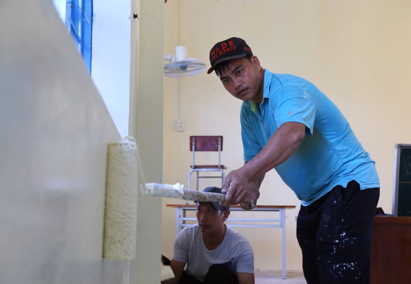 Để thực hiện chương trình, lực lượng đoàn viên, thanh niên là cán bộ giáo viên các trường được huy động "mặc áo mới" cho ngôi trường của mình. Để thực hiện chương trình, lực lượng đoàn viên, thanh niên là cán bộ giáo viên các trường được huy động "mặc áo mới" cho ngôi trường của mình.