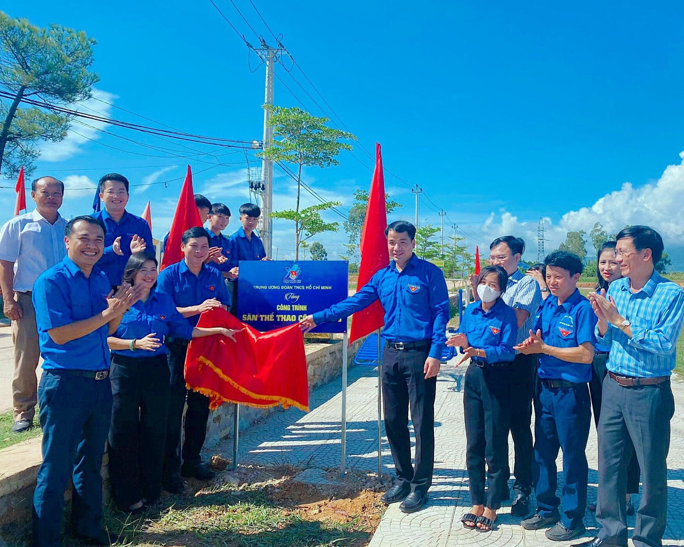 Cắt băng khánh thành sân chơi thể thao cộng đồng tại xã Sơn Lộc (Bố Trạch - Quảng Bình). Cắt băng khánh thành sân chơi thể thao cộng đồng tại xã Sơn Lộc (Bố Trạch - Quảng Bình).