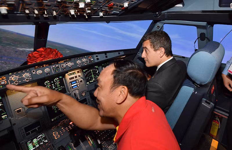 Bộ trưởng Pháp trải nghiệm buồng mô phỏng tàu bay của Vietjet ảnh 7