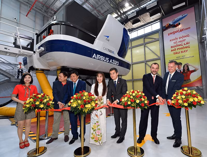 Bộ trưởng Pháp trải nghiệm buồng mô phỏng tàu bay của Vietjet ảnh 4