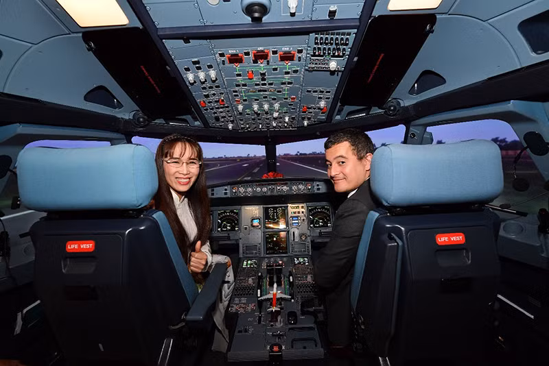 Bộ trưởng Pháp trải nghiệm buồng mô phỏng tàu bay của Vietjet ảnh 6