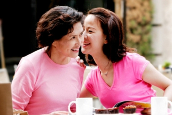  Hãy dành thời gian trò chuyện cùng mẹ chồng, chắc chắn mối quan hệ của bạn sẽ tốt đẹp hơn. Ảnh minh họa. 