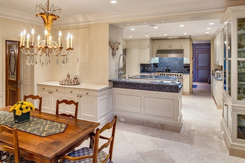 Căn bếp chuyên nghiệp với tông màu trắng chủ đạo