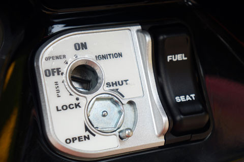 Ổ khóa đa chức năng, 2 nút mở cốp và mở nắp bình xăng được thiết kế riêng, chỉ khi đặt vị trí chìa ở 