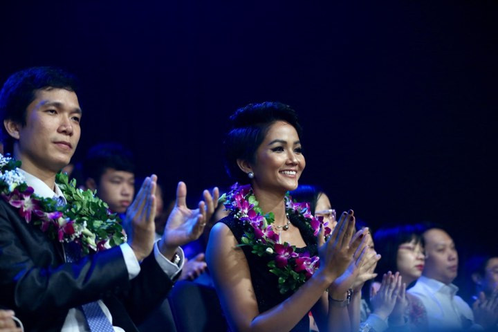 Xướng tên H'hen Niê, Quang Hải trong top 10 Gương mặt trẻ Việt Nam tiêu biểu ảnh 39