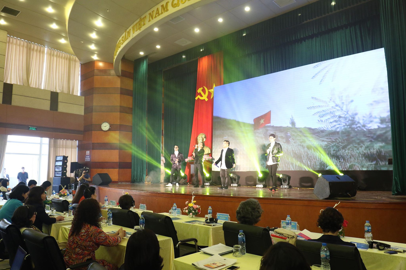 Anh Lê Quốc Phong: 3 nữ là Gương mặt trẻ Việt Nam tiêu biểu 2018 ảnh 35