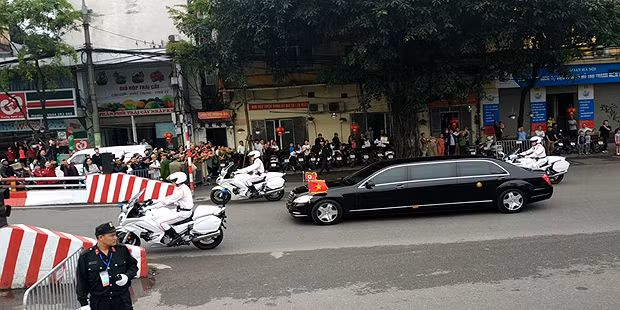 Đoàn xe ông Kim Jong Un lăn bánh rời thủ đô Hà Nội ảnh 6