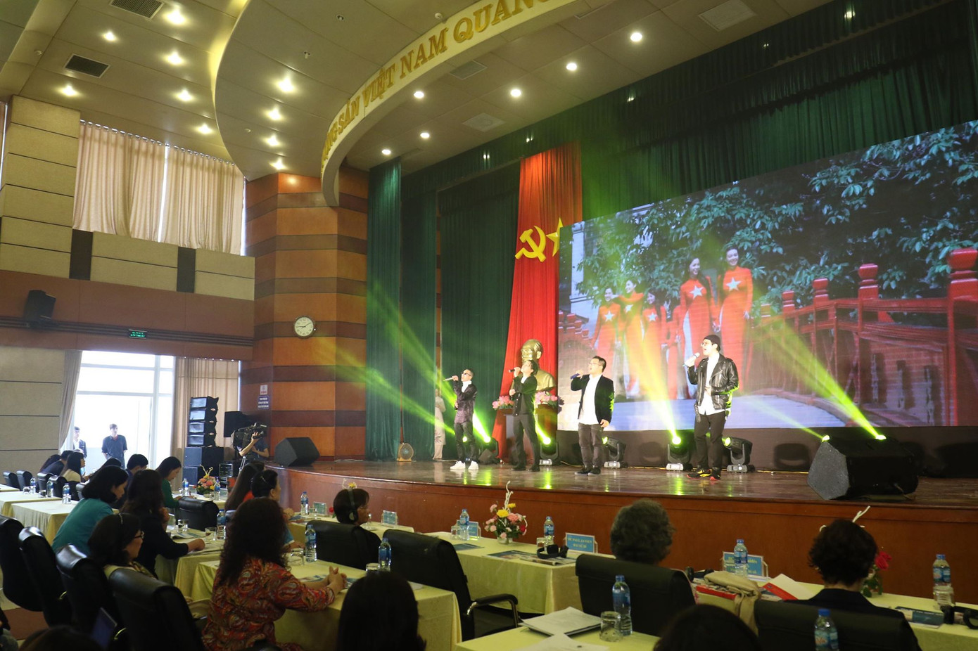 Anh Lê Quốc Phong: 3 nữ là Gương mặt trẻ Việt Nam tiêu biểu 2018 ảnh 36