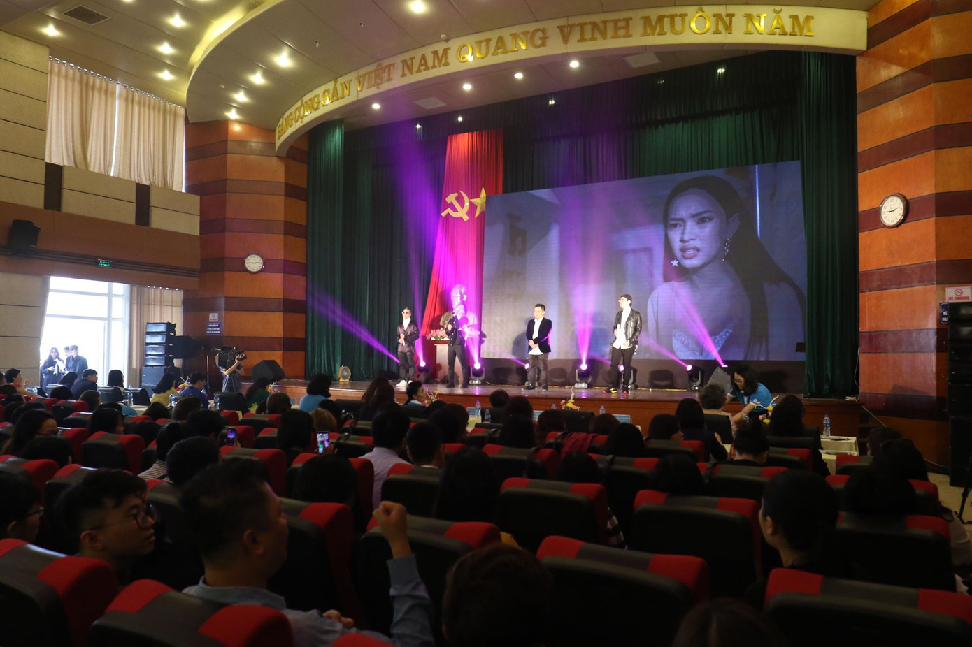 Anh Lê Quốc Phong: 3 nữ là Gương mặt trẻ Việt Nam tiêu biểu 2018 ảnh 37