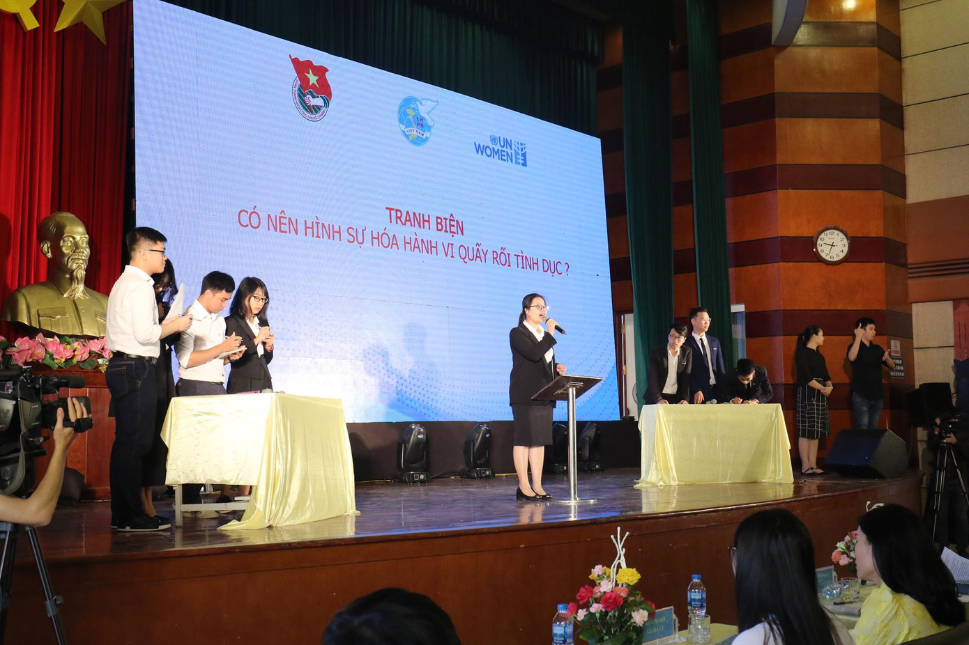 Anh Lê Quốc Phong: 3 nữ là Gương mặt trẻ Việt Nam tiêu biểu 2018 ảnh 28