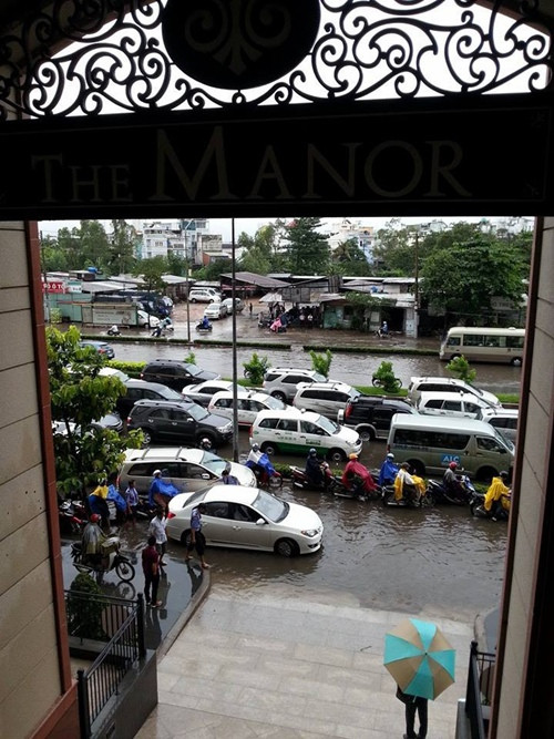 Cảnh người dân ùn ùn đi làm trên con đường ngập ngụa nước ở quận Bình Thạnh nhìn từ tòa nhà The Manor. Ảnh: FB Thanh Cảnh