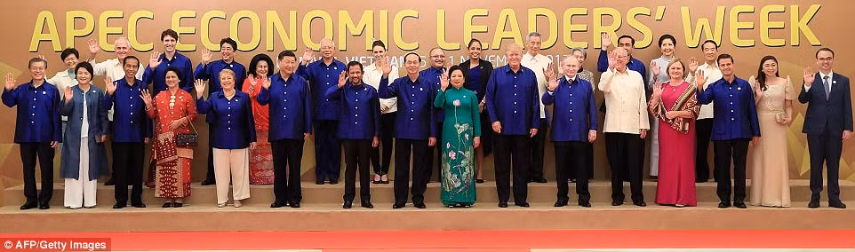 Nhìn gần cái bắt tay của Tổng thống Trump - Putin tại lễ đón APEC ảnh 9