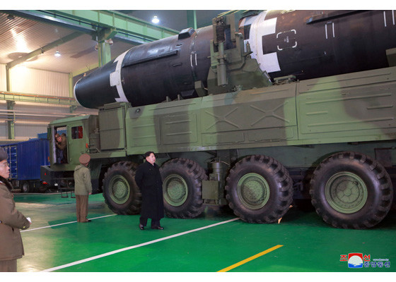 Tận thấy tên lửa Hwasong-15 của Triều Tiên rời bệ phóng ảnh 1