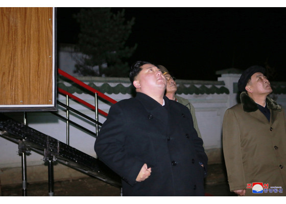 Tận thấy tên lửa Hwasong-15 của Triều Tiên rời bệ phóng ảnh 24