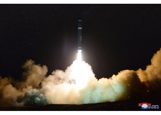 Tận thấy tên lửa Hwasong-15 của Triều Tiên rời bệ phóng ảnh 19